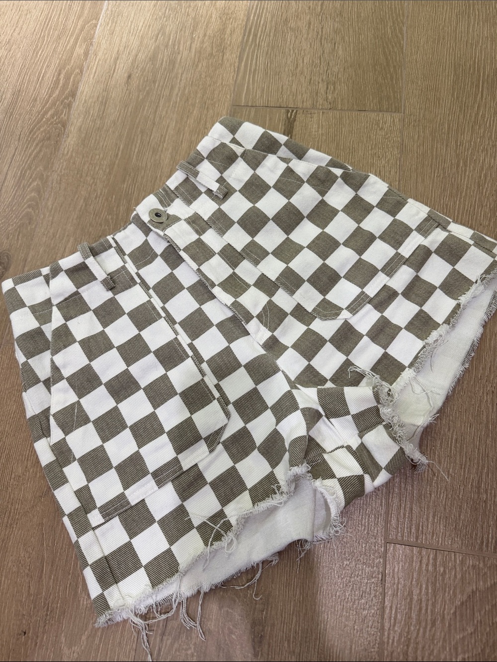 Checkered High-Waist Distressed Jean Shorts - White & Olive